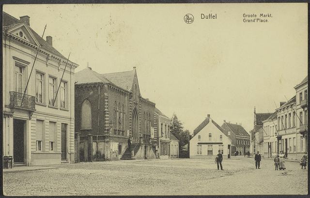 Oude postkaart van de Grote Markt in Duffel met huizen en een kerkgevel