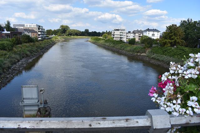 De Nete gezien vanaf de Netebrug in Duffel, met bloembakken op de leuning